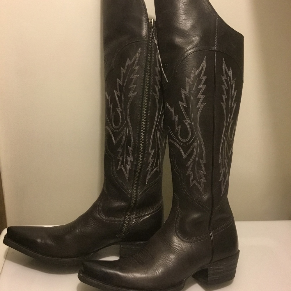 Ariat. Western cowgirl knee hight  boots 8,5